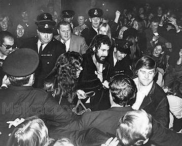 Cat Stevens mobbed at the Sydney Airport 1972
